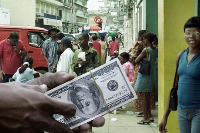 Dólar “dispara” na rua depois de fim do limite de variação imposto pelo BNA