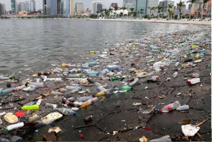 Associação Kalu alerta para efeitos “graves” de lixo arrastado pelas chuvas em Luanda