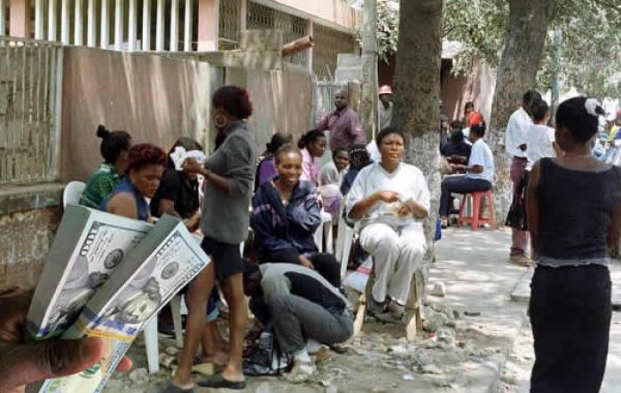 No banco ou na rua? A luta para comprar divisas em Angola
