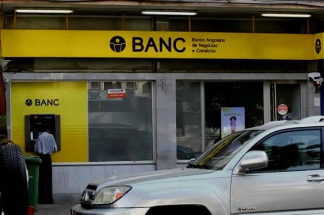 Funcionários do extinto banco angolano BANC queixam-se de &quot;intimidação&quot; para entregar as viaturas