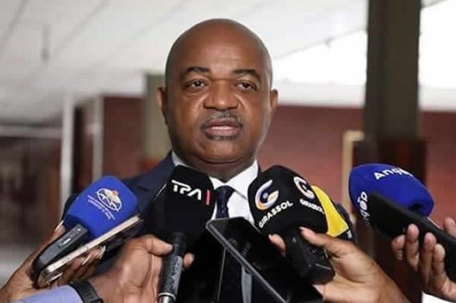 Abaixo-assinado pede exoneração do ministro angolano da Comunicação Social
