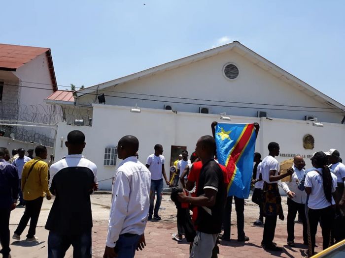 Ativistas congoleses manifestar-se em frente à embaixada angolana em Kinshasa