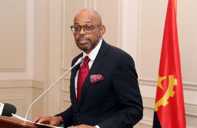 Ministro das Finanças pede desculpa por atrasos nos salários