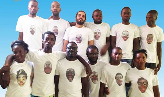 Ativistas angolanos levam &quot;palhaçada&quot; a tribunal e ficam fora do julgamento