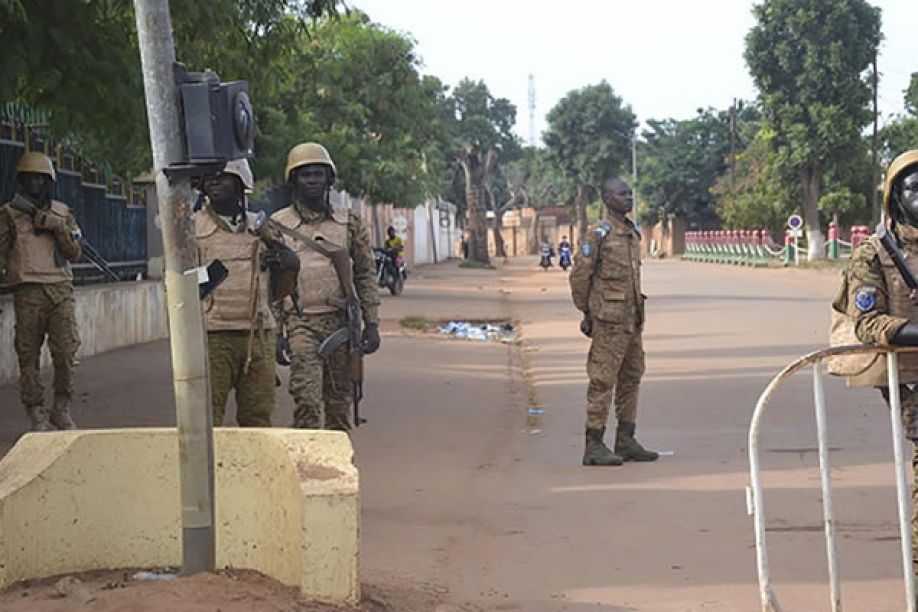 Militares voltam a bloquear vias na capital do Burkina-Faso após golpe de Estado