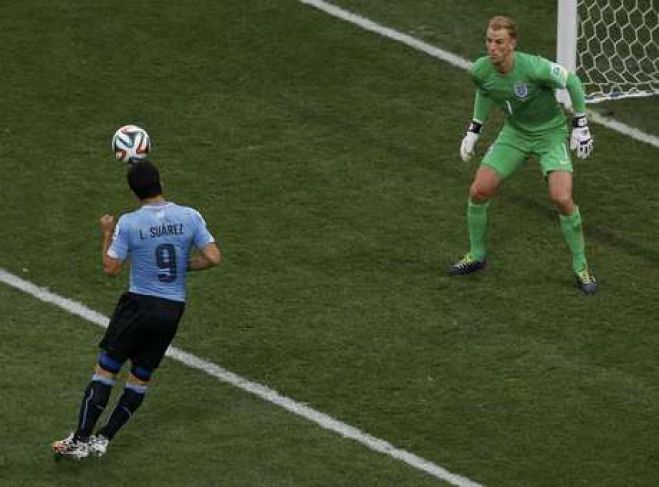 Com dois gols de Suárez, Uruguai vence e complica Inglaterra