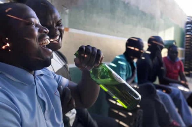 Parlamento vai debater lei que proíbe venda de álcool a menores, perto de escolas e hospitais