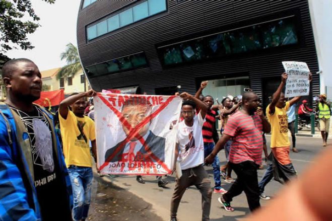 Revús em direcção à Cidade Alta exigem exoneração de Edeltrudes Costa