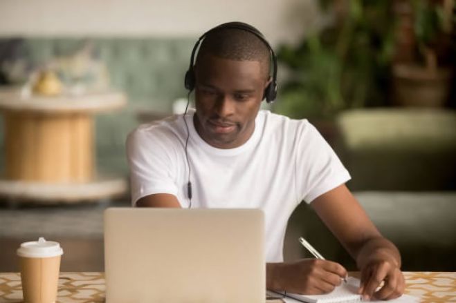 Quatro províncias angolanas ministram aulas à distância para estudantes universitários