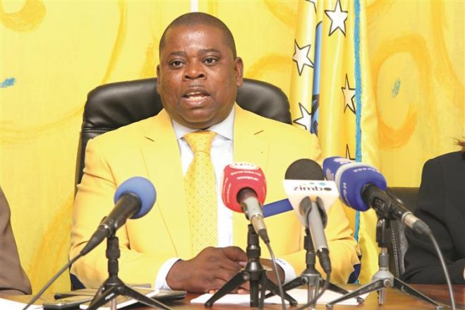 Lindo Bernardo Tito abandona a CASA-CE