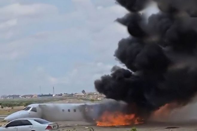 Avião da Airjet Angola pega fogo logo após pousar com membros do governo da RD Congo