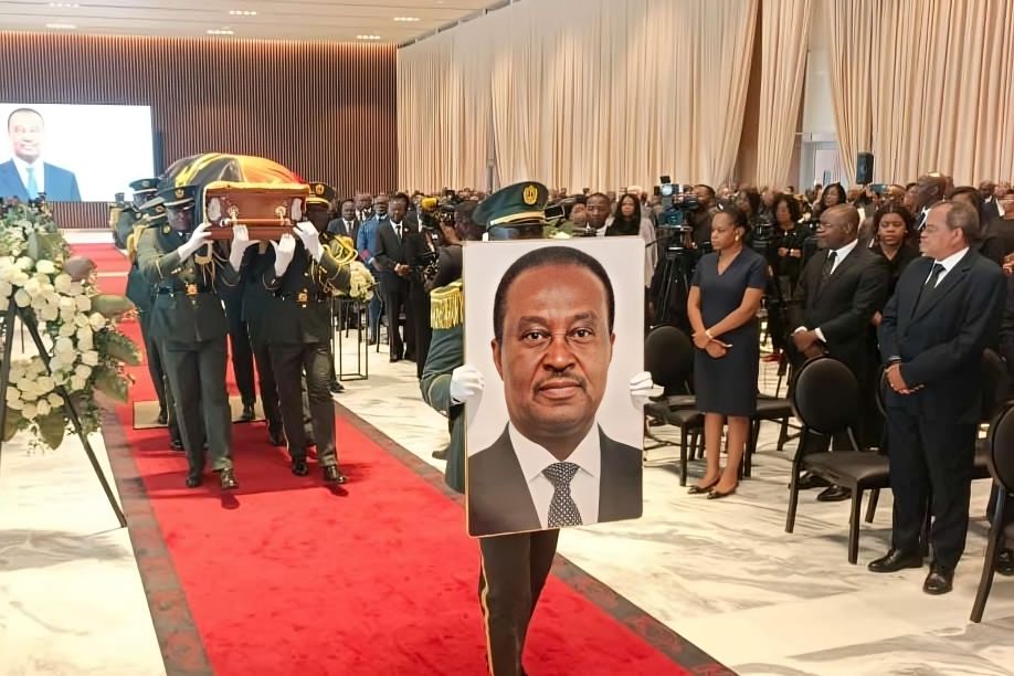 Restos mortais Fernando da Piedade Dias dos Santos repousam no Alto das Cruzes