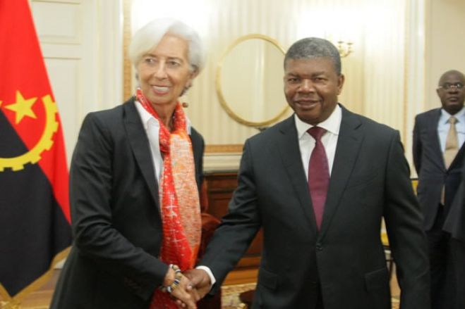 Previsões do FMI para Angola são &quot;bastante otimistas&quot; e baseiam-se na austeridade