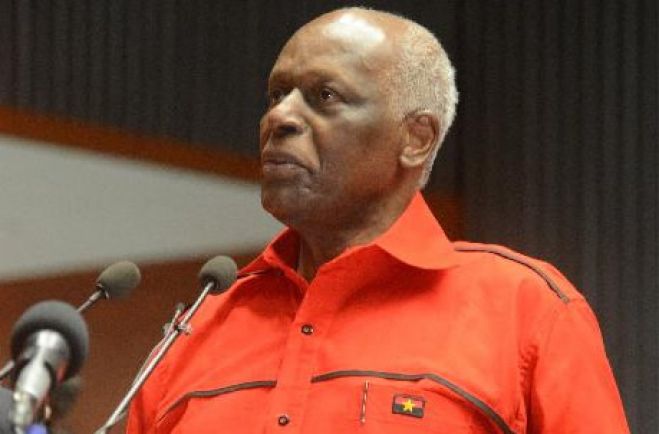 José Eduardo dos Santos diz que &quot;falta de disciplina&quot; trava desenvolvimento de Angola