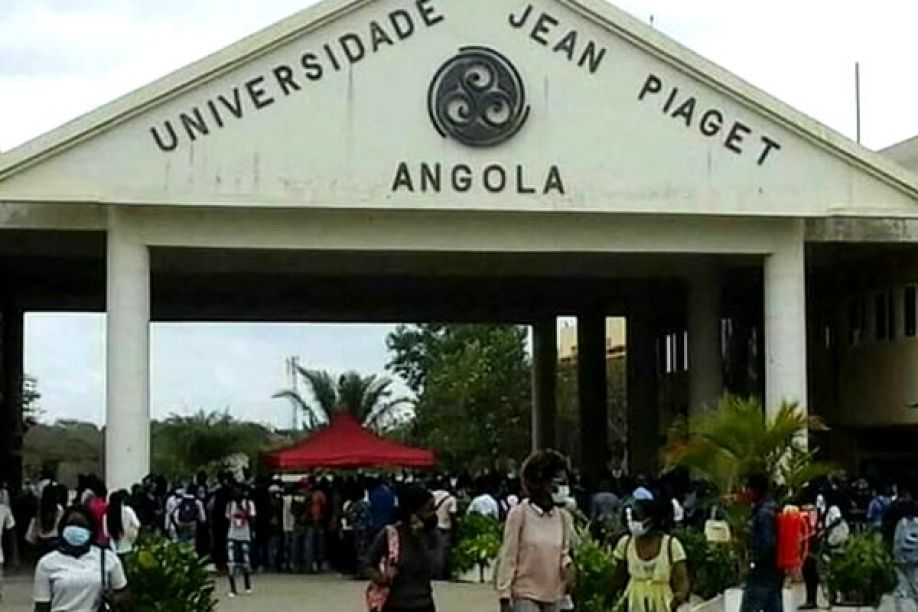Greve no Piaget: Primeiro dia de aulas marcado com ausência de docentes por  falta de salários - Angola24Horas - Portal de Noticias Online