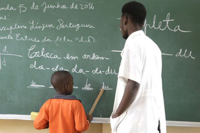 Professores angolanos contra candidatos sem formação no novo estatuto da carreira