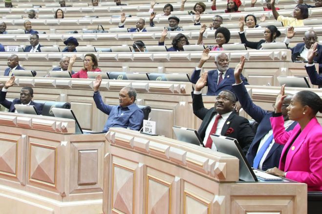 Medalha dos 50 anos da Independência Nacional aprovada pelo MPLA; UNITA e FNLA votaram contra