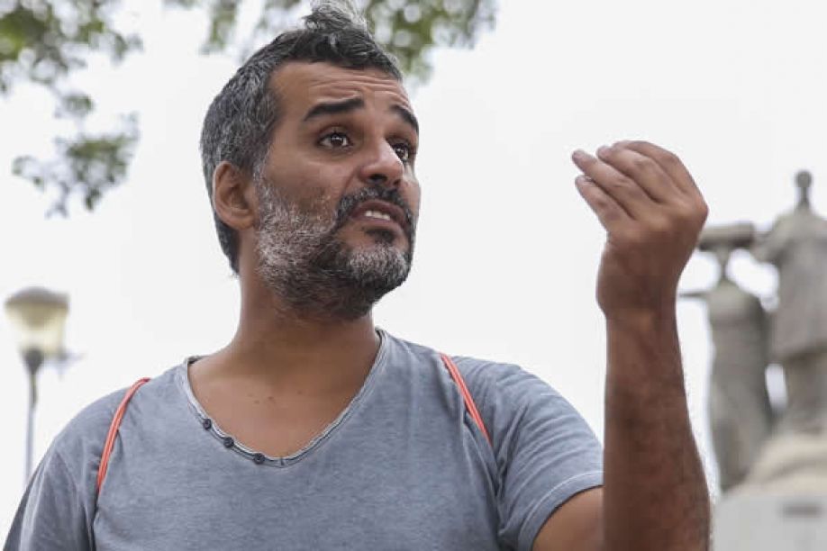 Luaty Beirão critica lei &quot;inconstitucional&quot; que impede regresso a Angola sem vacina contra a covid-19