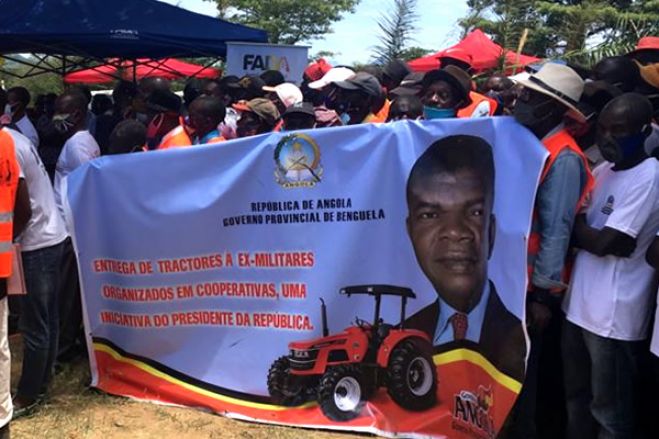 Governo entrega tractores agrícolas a ex-FAPLA. Ex-militares da UNITA ainda à espera