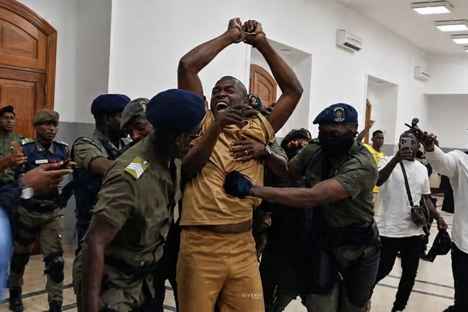 Tribunal de Luanda condena activista Osvaldo Kaholo a dois anos e seis meses de prisão