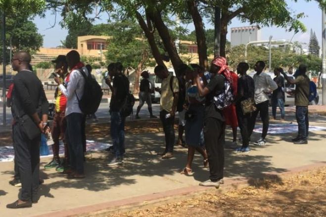 Centenas de candidatos acusam Instituto de Pesquisa e Estudo de Petróleo de Angola de burla