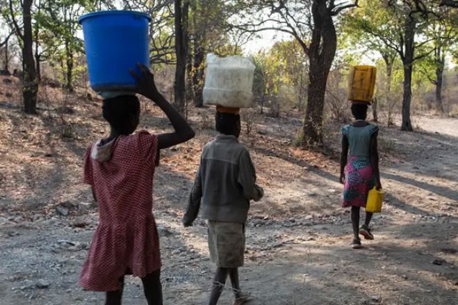 Angolanos madrugam em busca de água na zona fronteiriça com a Namíbia
