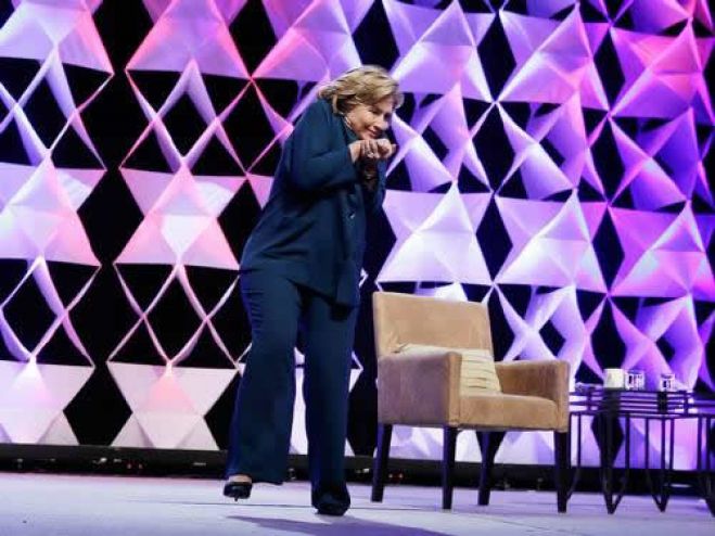 A ex-secretária de Estado dos EUA, Hillary Clinton, escapa de levar uma sapatada durante palestra em Las Vegas