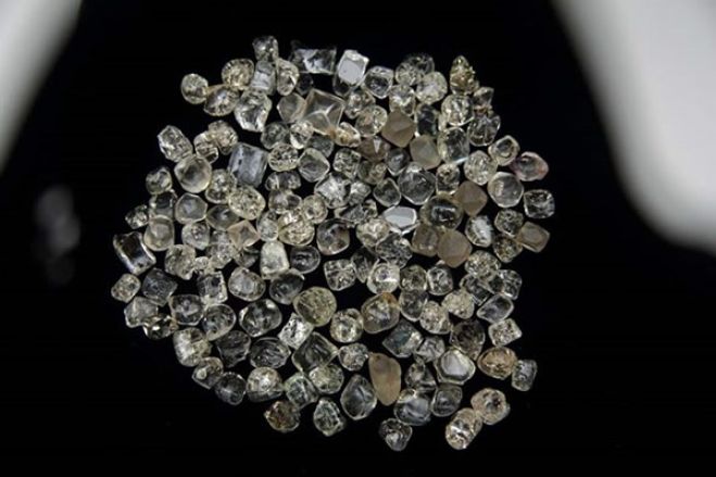 Governo do Zimbabué furioso com interdição dos EUA à importação de diamantes do país