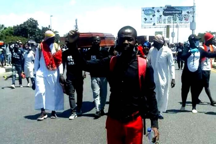 Activistas carregam caixão durante a manifestação para &quot;enterrar&quot; o MPLA