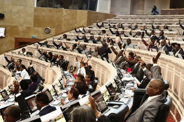 Covid-19: Parlamento angolano aprova prorrogação do Estado de emergência por mais 15 dias