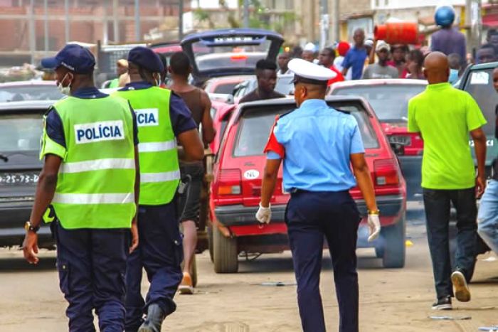Luanda: Polícia angolana acusada de extorquir dinheiro a “candongueiros”
