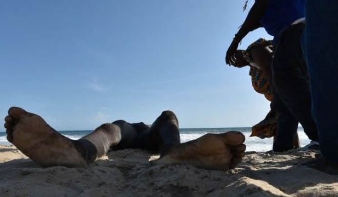 Uns dos mortos na praia de Grand-Bassam perto de Abidjan