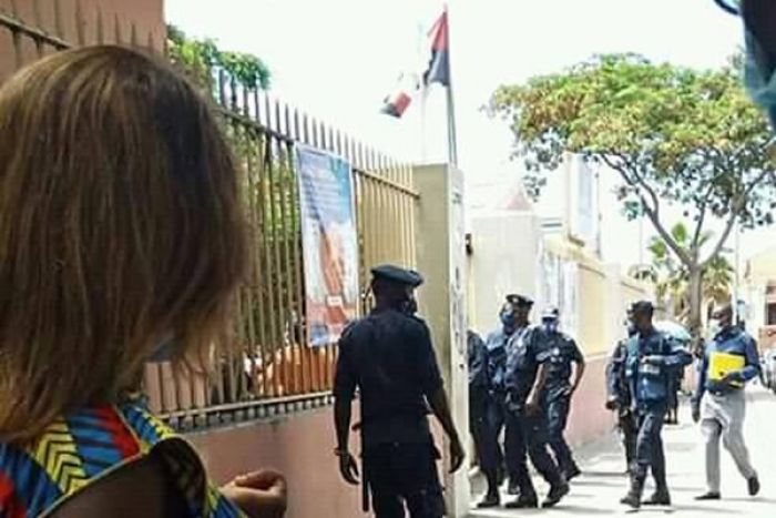 Polícia angolana invade UAN e detém organizadores da homenagem a Inocêncio de Matos