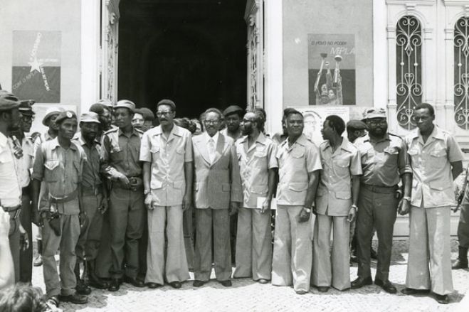MPLA chegou ao Alvor em 1975 &quot;dividido em três fações&quot; - Costa Silva