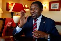 Ex-líder da UNITA Isaías Samakuva diz que Angola vive apenas &quot;paz militar&quot;