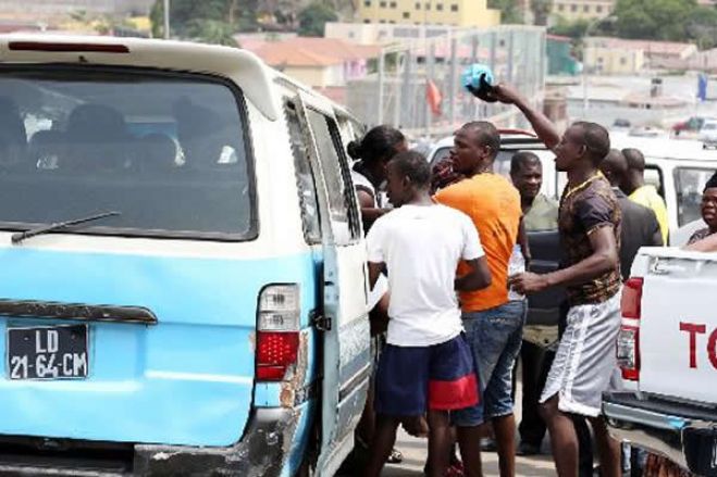 União e associações de taxistas angolanos querem duplicar valor da tarifa
