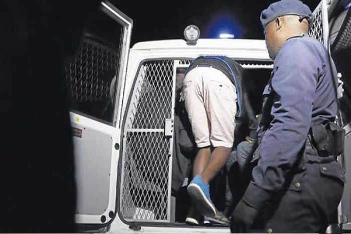 Detidos dois efetivos da polícia suspeitos de fornecer munições a assaltantes