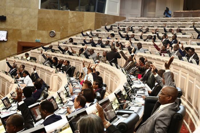 Parlamento angolano aprova por unanimidade lei que torna ensino gratuito