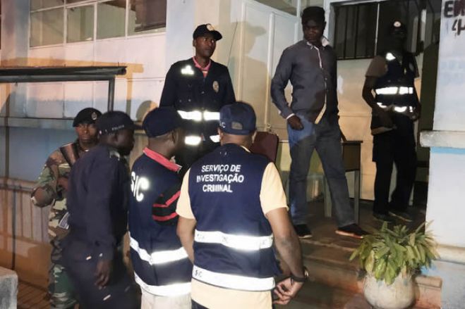 Detidos 12 cidadãos em Angola por distribuírem áudios e vídeos para "semear a insegurança" - SIC