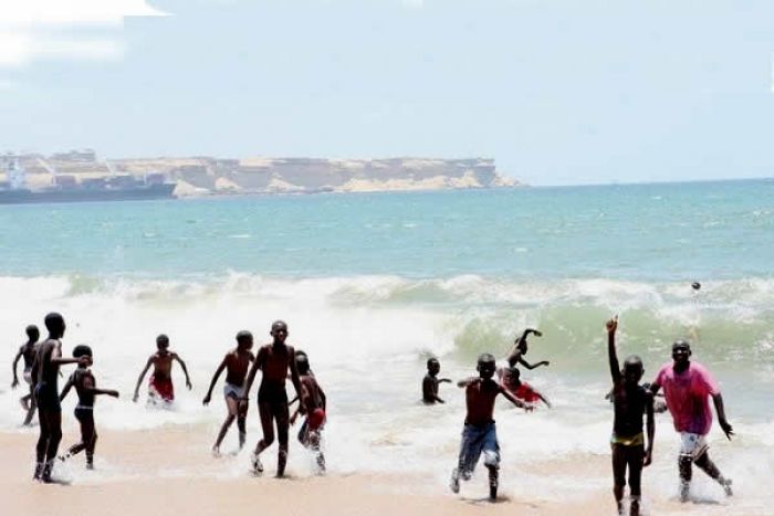 Angola volta a proibir acesso às praias e exige certificado de vacinas em locais públicos