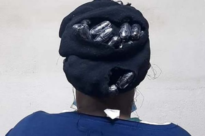 Cabeleireira apanhada pelo SIC, no aeroporto de Luanda, com 1 kg de cocaína na... peruca