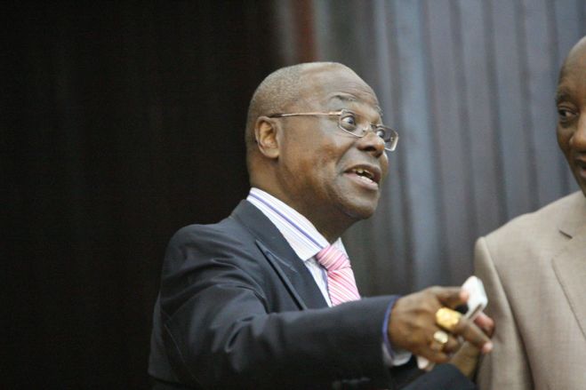 Portugal fez &quot;descolonização manipulada&quot; em Angola - Ernesto Mulato