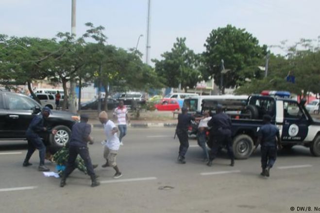 Policia angolana deteve professor que organizou marcha de alunos para reivindicar carteiras escolares