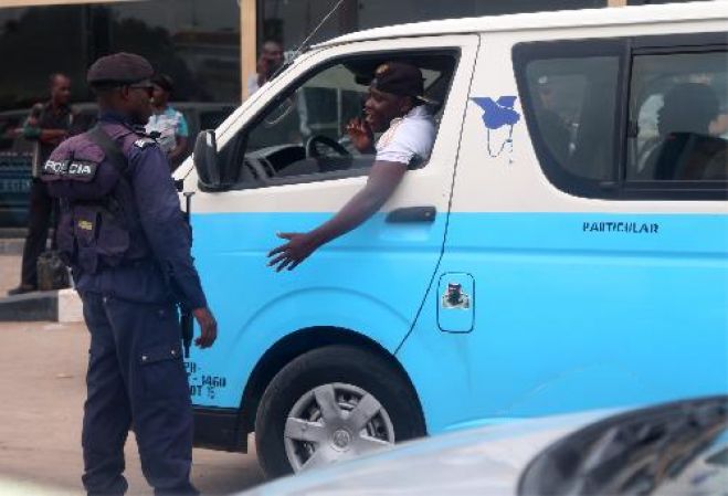 Associação de taxistas angolanos afasta presidente acusado de desviar dinheiro