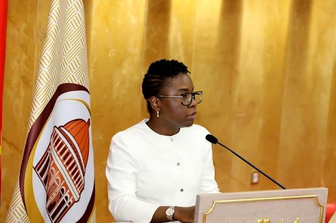 Angola trabalha com &quot;endividamento responsável&quot; devido a ainda insuficiente receita fiscal -- Ministra