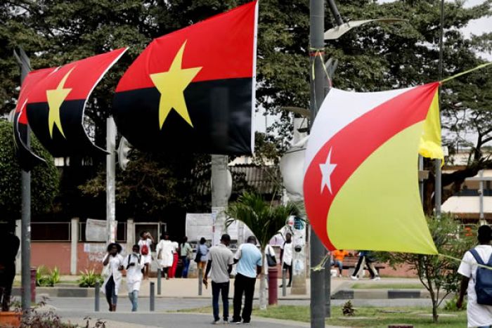 Eleições: Grupo desconhecido &quot;limpa&quot; bandeiras da UNITA à volta do Largo da Independência, em Luanda