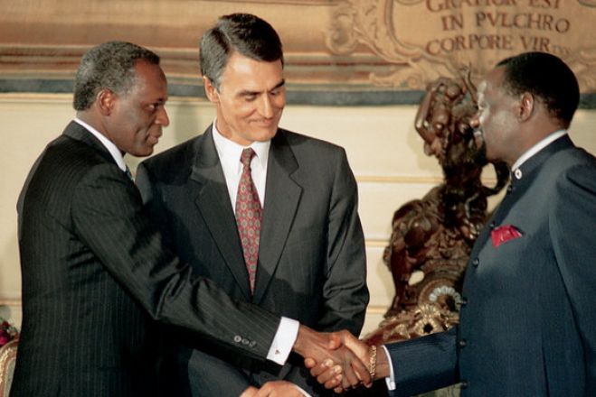 Eduardo dos Santos: símbolo de um mistério que irradiou os contornos da paz