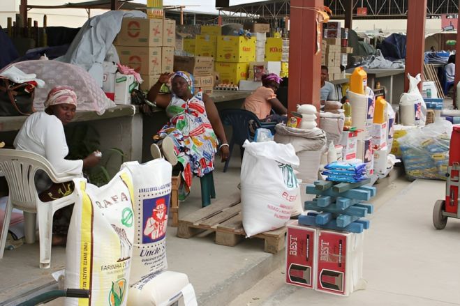 Inflação quebra negócio de vendedores informais angolanos que lamentam "vida precária"