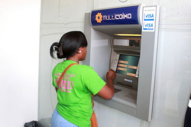 EMIS esclarece que a comissão de 700 kuanzas nas operações interbancárias em levantamento nos ATM