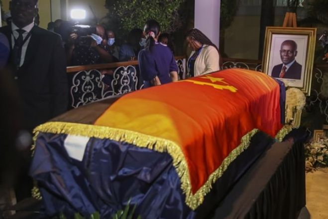 Corpo de ex-PR Eduardo dos Santos ficará na residência até cerimónias fúnebres - ministro